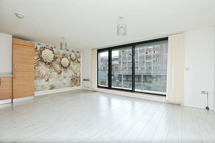 2 Bedroom Flat For Sale In Geoffrey Watling Way, Norwich, NR1