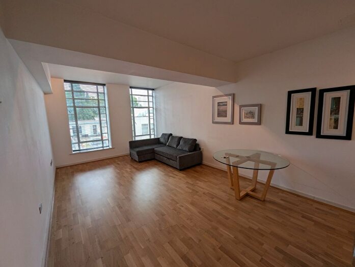 1 Bedroom Flat To Rent In Great West Road, Brentford, TW8
