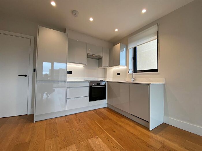 1 Bedroom Flat To Rent In Bow Common Lane, London, E3