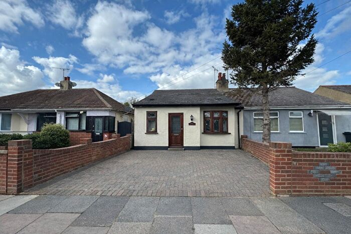3 Bedroom Bungalow For Sale In Wells Avenue, Southend-On-Sea, SS2
