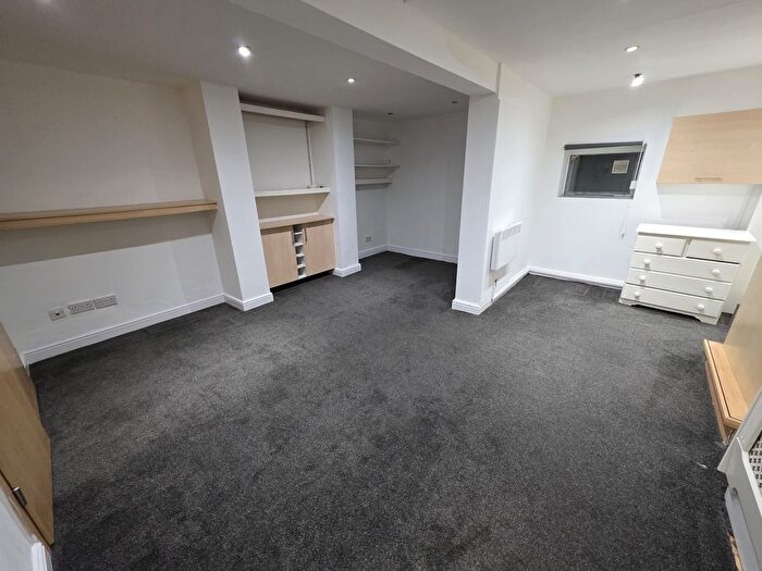 Studio To Rent In Cleckheaton Road, Bradford, BD12