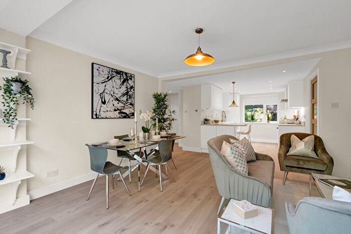 2 Bedroom Flat To Rent In Woodsome Lodge, Weybridge, KT13