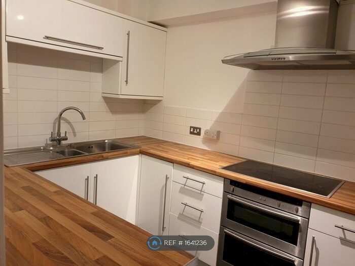 1 Bedroom Flat To Rent In St. Leonards Park, East Grinstead, RH19