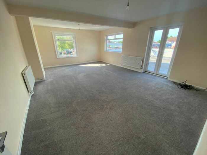 3 Bedroom Flat To Rent In Pavenhill, Purton, SN5