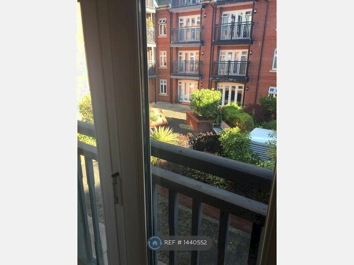 1 Bedroom Flat To Rent In Leret Way, Leatherhead, KT22