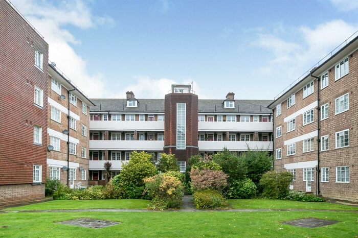 2 Bedroom Flat To Rent In Bishopric Court, Horsham, RH12