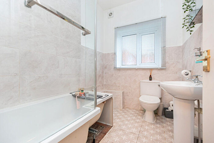 2 Bedroom Flat For Sale In Ensbury Avenue, Bournemouth, Dorset, BH10