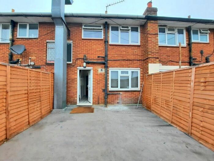 2 Bedroom Flat To Rent In Staines Road, Bedfont, Feltham, TW14