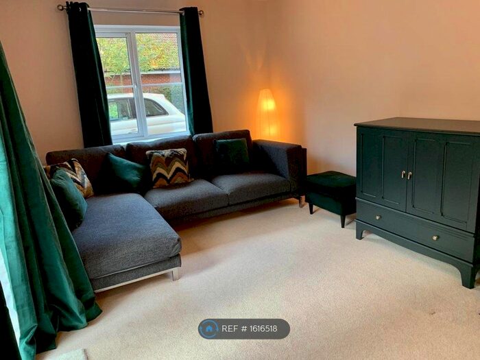 2 Bedroom Flat To Rent In Stretton Court, Weybridge, KT13