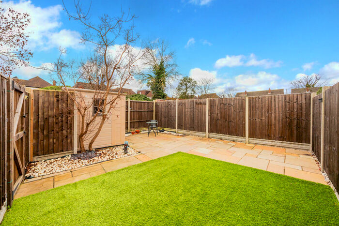 2 Bedroom Maisonette For Sale In Blakes Lane, New Malden, KT3
