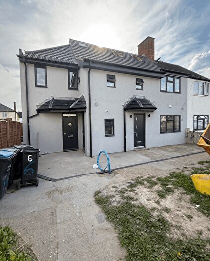 4 Bedroom Semi-Detached House To Rent In Buckingham Gardens, Thornton Heath, CR7