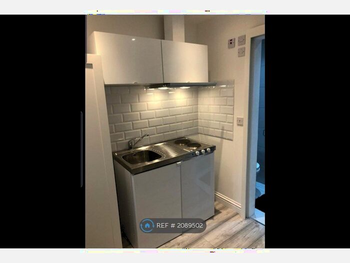 Studio To Rent In Sevenoaks Close, Romford, RM3