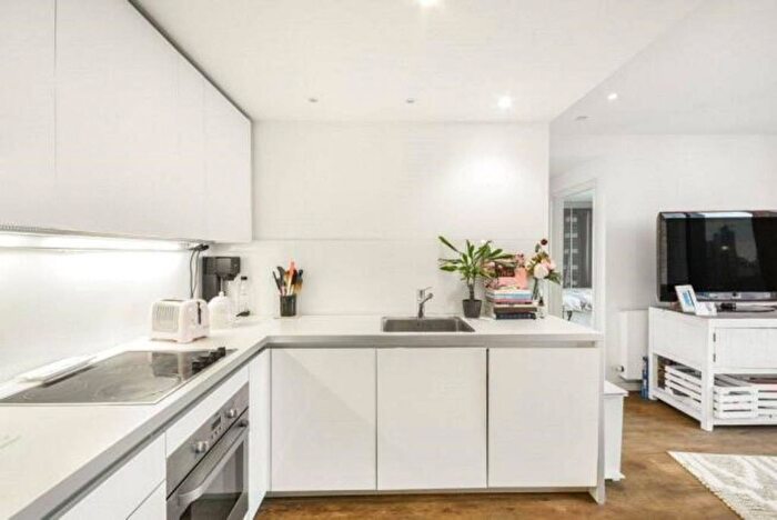 2 Bedroom Flat To Rent In Walworth Road, Elephant And Castle, London, SE1