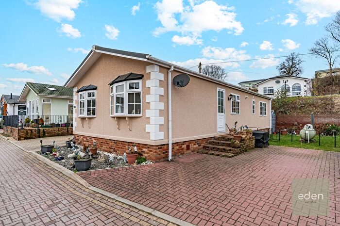 2 Bedroom Park Home For Sale In Franklins Avenue, Harrietsham, ME17