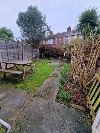 2 Bedroom Flat To Rent In Langham Road, London, N15