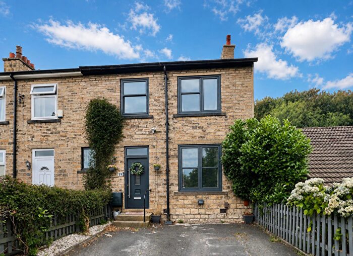 3 Bedroom End Of Terrace House For Sale In West Close, Huddersfield, HD2