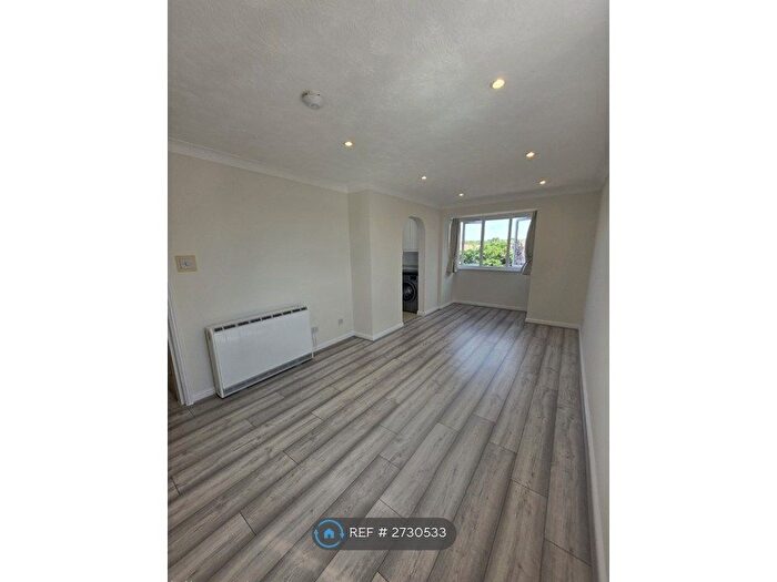 2 Bedroom Flat To Rent In St Leonards Close, Grays, RM17