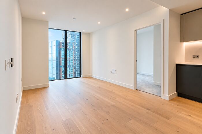 2 Bedroom Flat To Rent In Harcourt Tower, Marsh Wall, Tower Hamlets, London, E14