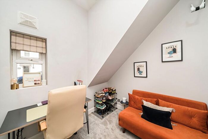 2 Bedroom Flat For Sale In Grenfell Road, Tooting, CR4