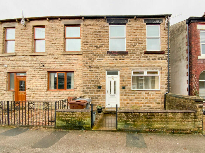 3 Bedroom Semi-Detached House To Rent In Pikes Lane, Glossop, SK13