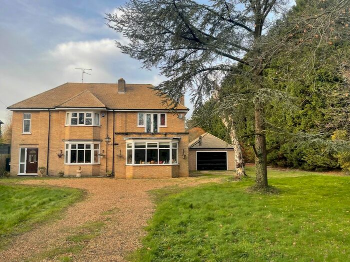 4 Bedroom Detached House For Sale In Lincoln Road, Glinton, Peterborough, PE6