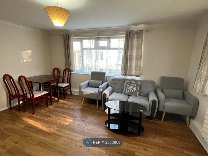 2 Bedroom Flat To Rent In Albemarle Court, Bournemouth, BH1