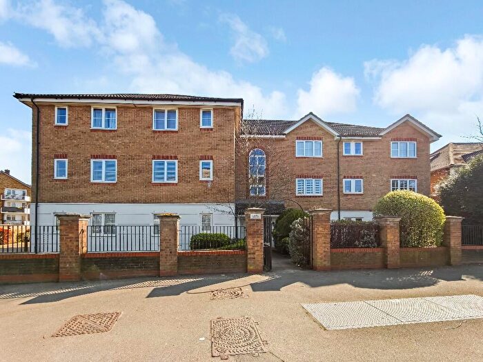 2 Bedroom Apartment To Rent In Chigwell Road, London, E18