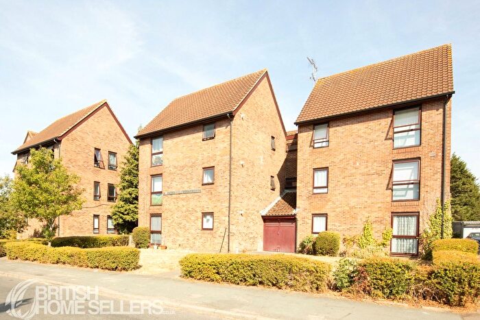 1 Bedroom Flat For Sale In Central Drive, St. Albans, Hertfordshire, AL4