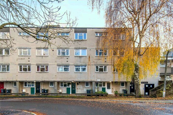 2 Bedroom Flat To Rent In Longcroft Rise, Loughton, Essex, IG10