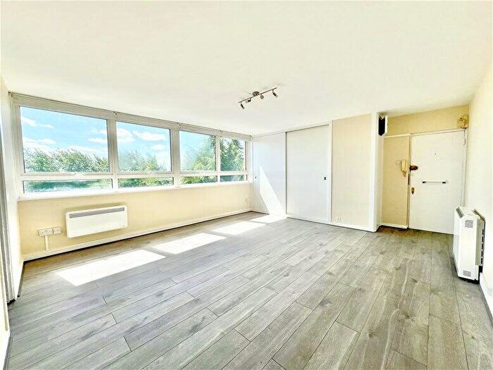 Flat To Rent In Hilltop House, Hornsey Lane, Highgate, N6