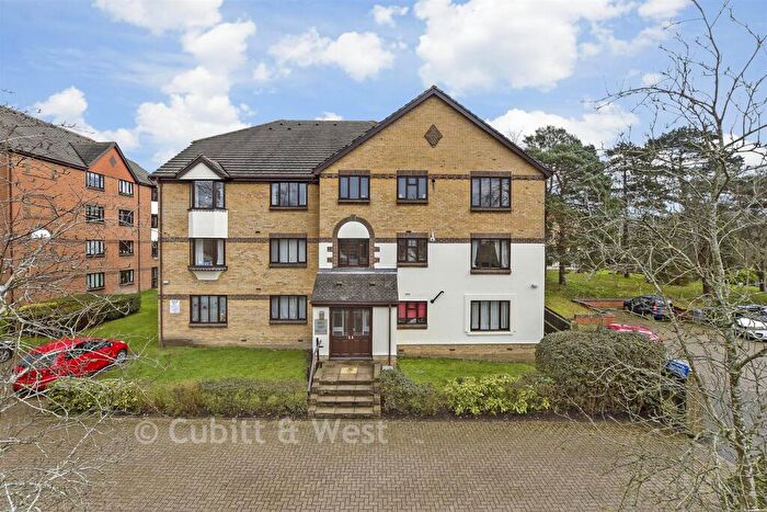 2 Bedroom Flat For Sale In St. Anne's Mount, Redhill, Surrey, RH1