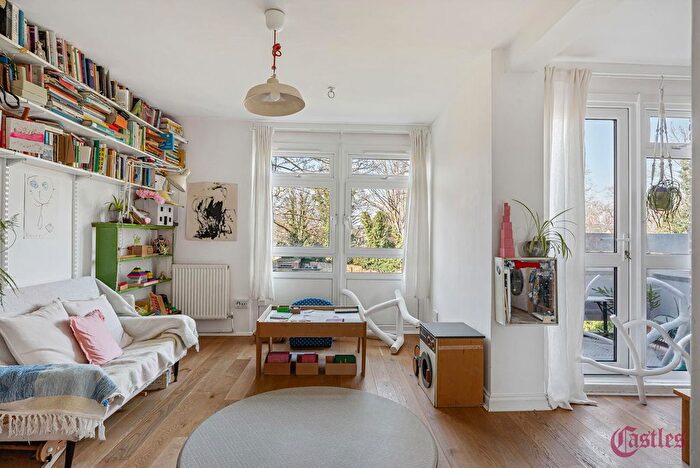2 Bedroom Maisonette For Sale In Upper Clapton Road, London, E5