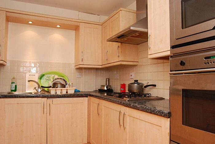 2 Bedroom Flat To Rent In Poplar High Street, Poplar, London, E14
