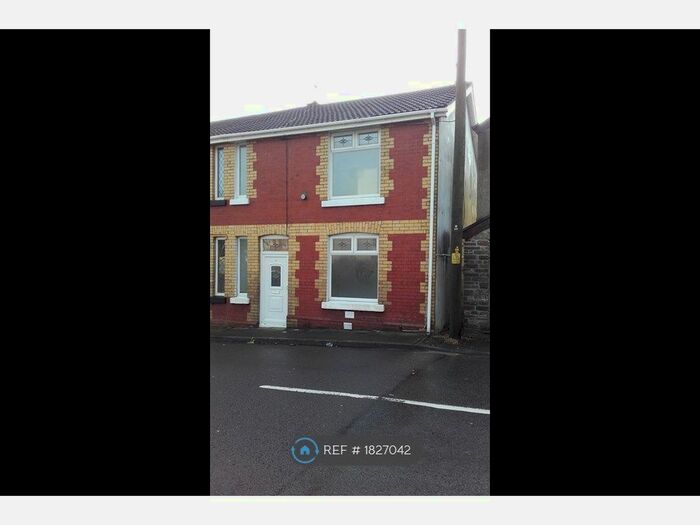 3 Bedroom End Of Terrace House To Rent In New Houses, Brynmenyn, Bridgend, CF32