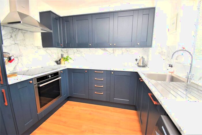 2 Bedroom Flat To Rent In Littlebrook Avenue, Slough, Berkshire, SL2