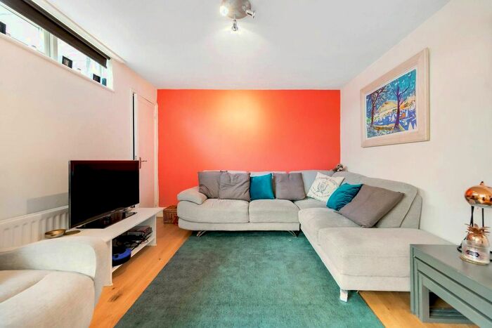 2 Bedroom Flat To Rent In Carminia Road, Balham, London, SW17