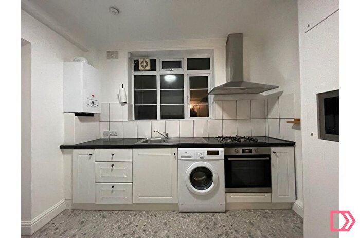2 Bedroom Flat To Rent In Halliwick Court, Woodhouse Road, London, N12