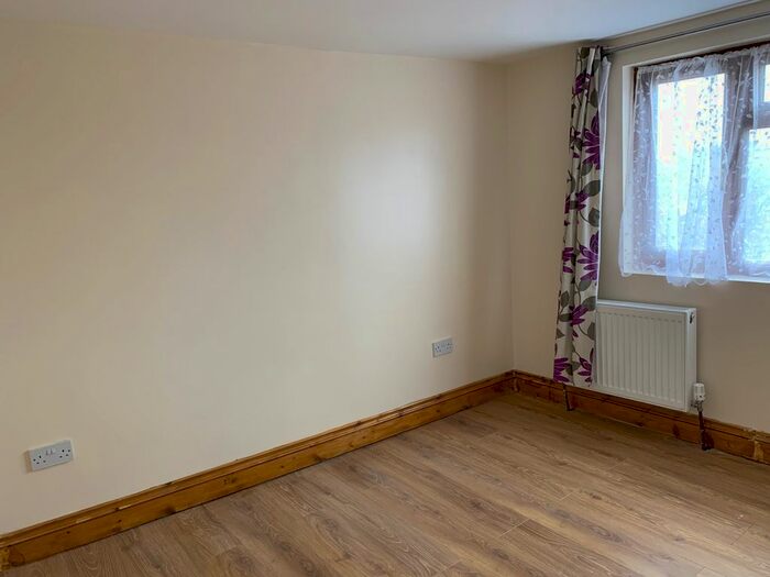2 Bedroom Flat To Rent In Rodney Way, Romford, RM7