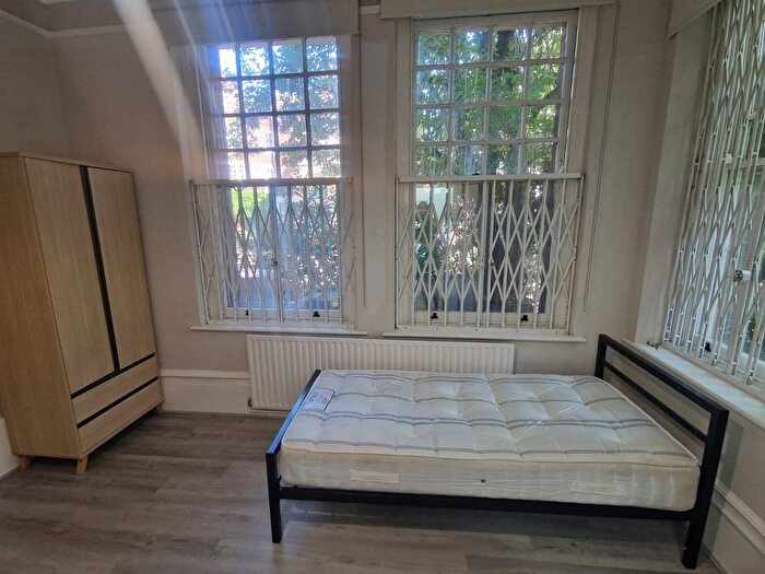 Studio To Rent In Linden Mansions, Hornsey Lane, N6