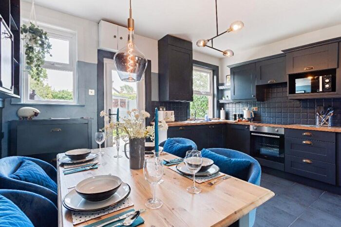 2 Bedroom Cottage To Rent In Rake Lane, CH3