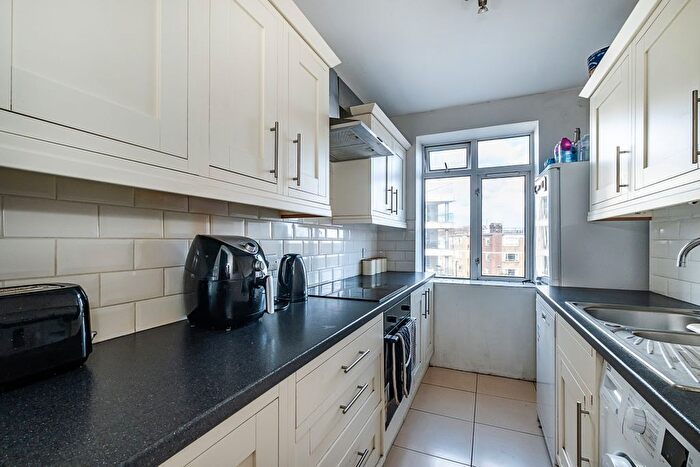 3 Bedroom Flat To Rent In Keswick Road, London, SW15