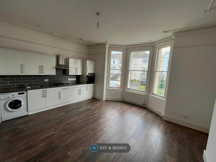 2 Bedroom Flat To Rent In Gnd Flr Garden, London, SE18