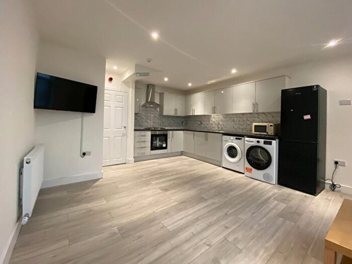 4 Bedroom Flat To Rent In Wilmslow Road, Manchester, Greater Manchester, M14