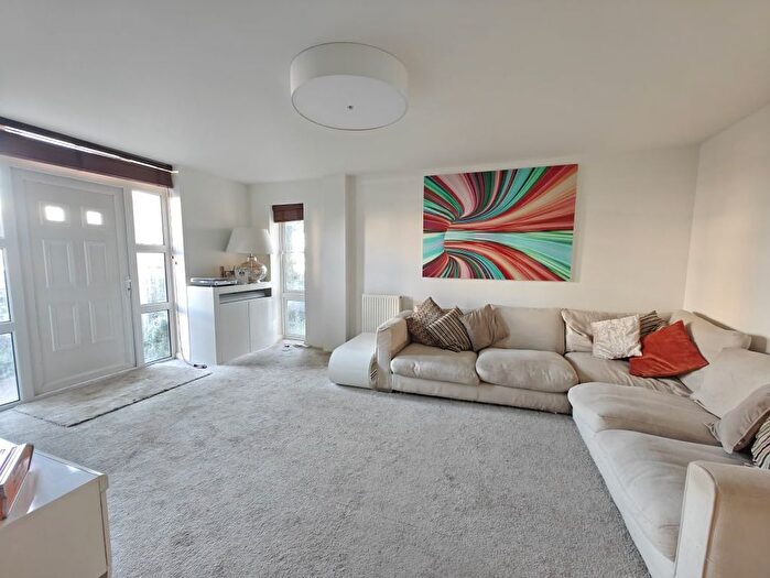 3 Bedroom Flat For Sale In Trevelyan Court, Windsor, SL4