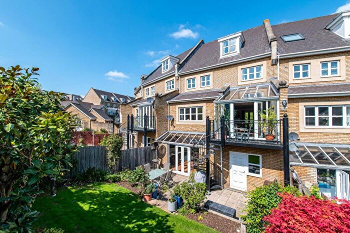 3 Bedroom Town House For Sale In Waterstone Park, Greenhithe, DA9