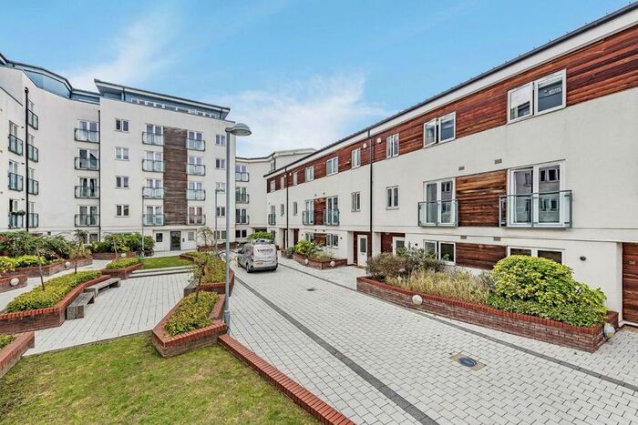 2 Bedroom Flat To Rent In Stane Grove, London, SW9