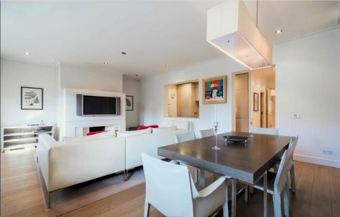 3 Bedroom Flat To Rent In Baker Street, Marylebone, London, W1U