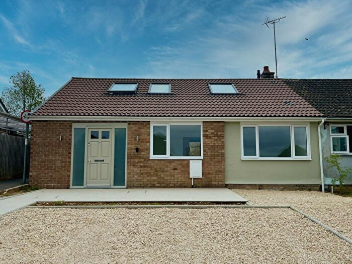 4 Bedroom Bungalow To Rent In Tinglesfield, Stratton, Cirencester, Gloucestershire, GL7
