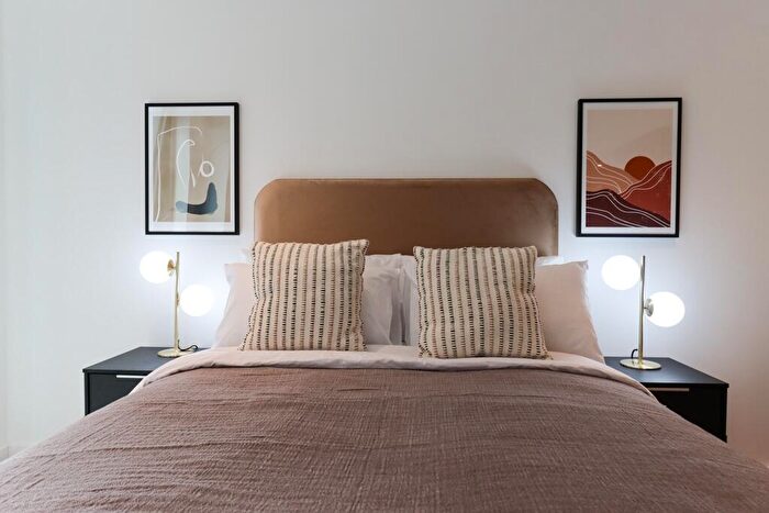 2 Bedroom Flat To Rent In Thames Quarter, Reading, RG1