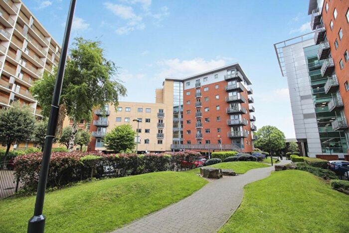 2 Bedroom Flat For Sale In City Walk, Leeds, West Yorkshire, LS11